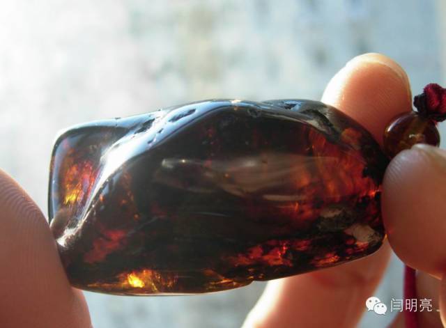 矿珀矿珀的年代久远,品质坚韧,呈黄到金黄色,其中常包含有昆虫,清晰