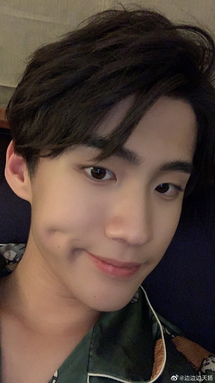 边天扬晒照酒窝抢镜网友传说中的直男自拍