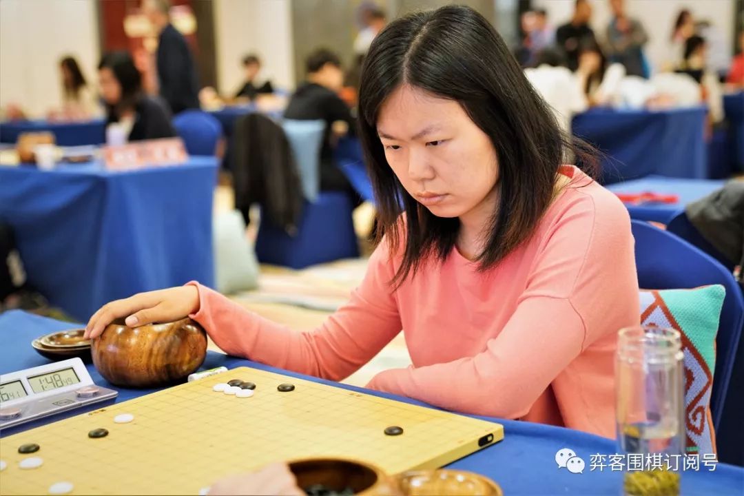 李小溪vs黑嘉嘉李小溪黑嘉嘉黑嘉嘉和氧气瓶黑嘉嘉吸氧(陈楠摄)黑