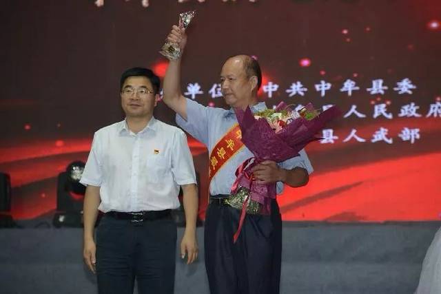县领导潘开名,楚惠东,李晓亮,李延中,张书勤,牛健,张胜利,牛满仓,耿志