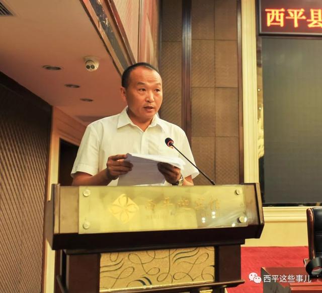 县委常委,常务副县长张鹏宣读《关于授予创建国家卫生县城冲剌行动