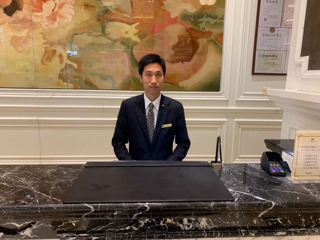 外面下了车,正颤颤巍巍的走进大堂,司机和礼宾员跟在后面拖着客人的