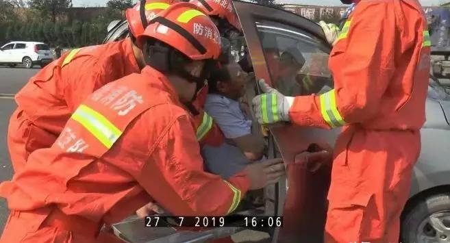 宣化沙岭子电厂附近半挂车追尾电动汽车车内6名人员被困
