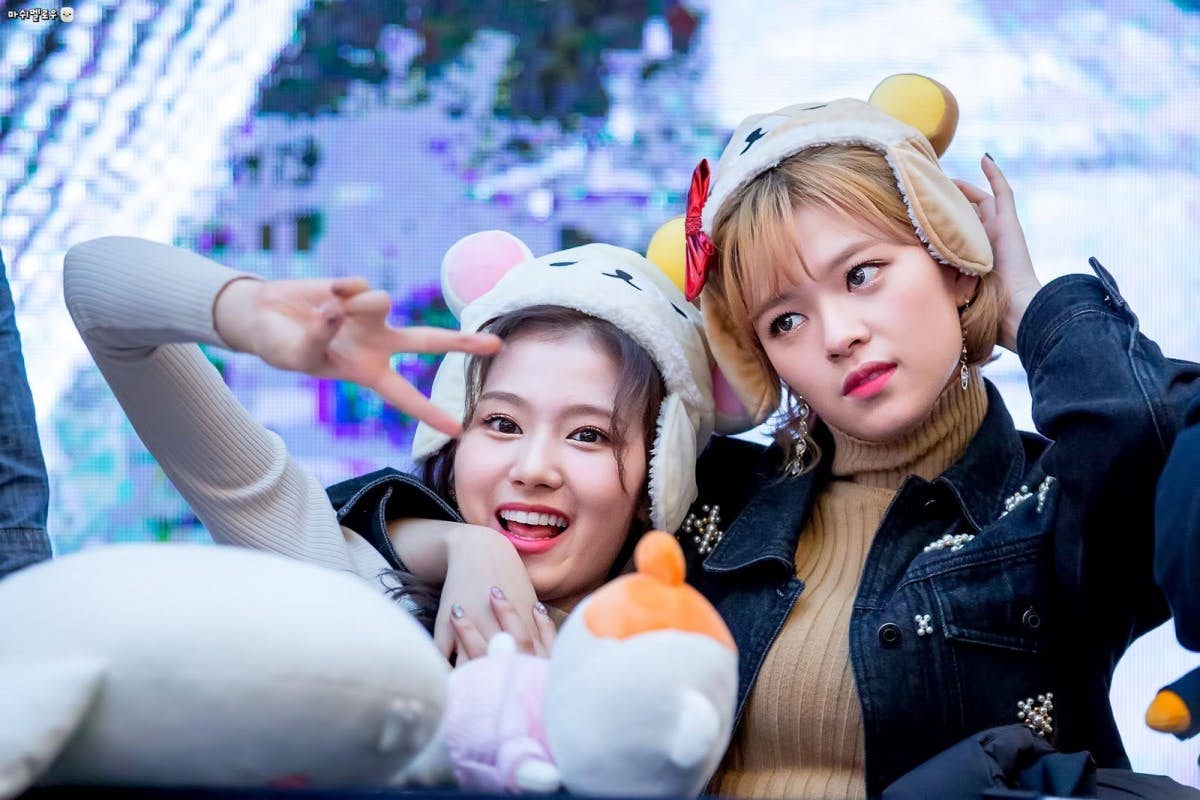 aoa雪炫和智珉在粉丝见面会上真的玩money gun玩得很开心swag~相较