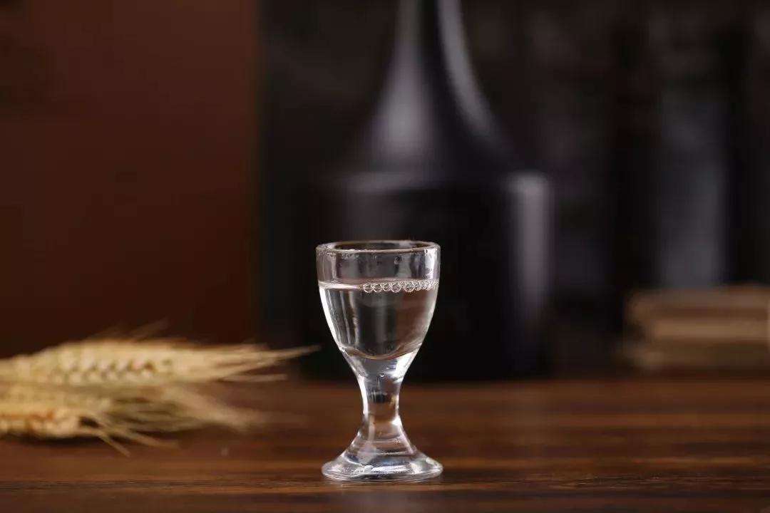 窖藏窖藏一般是指把原浆酒贮藏在地下,半地下的酒窖内,酒窖内冬暖夏凉