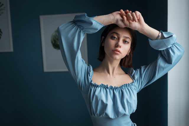 上属狗女天生有着甜美的相貌,惹人喜欢,因此老公都会把属狗女当宝一样