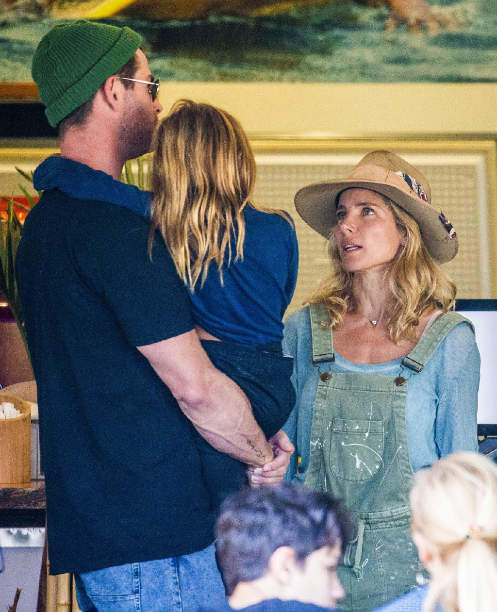 雷神索尔带妻子和3位宝宝出游锤哥的这帽子有点意思