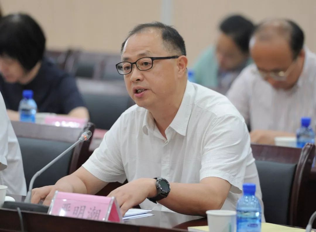 展现三个地的政治担当推进科技创新各项工作走在前列