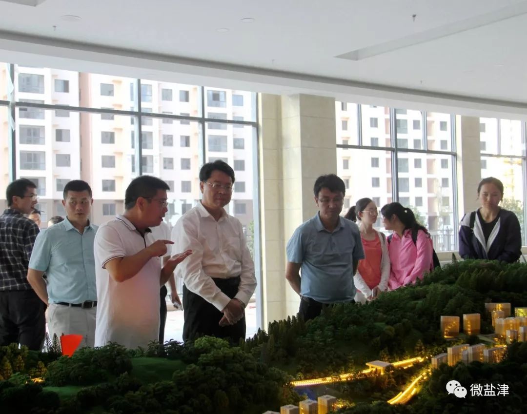 市商务局党组书记,局长刘凤慧;县委书记李晓;县委