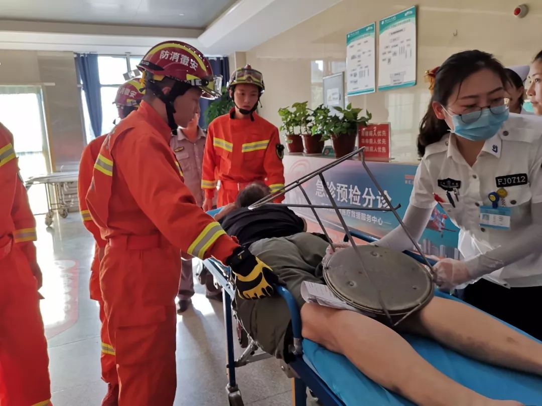 男子騎車被石頭絆倒摔傷,狀告公路養護部門!法院判了!_鄒某