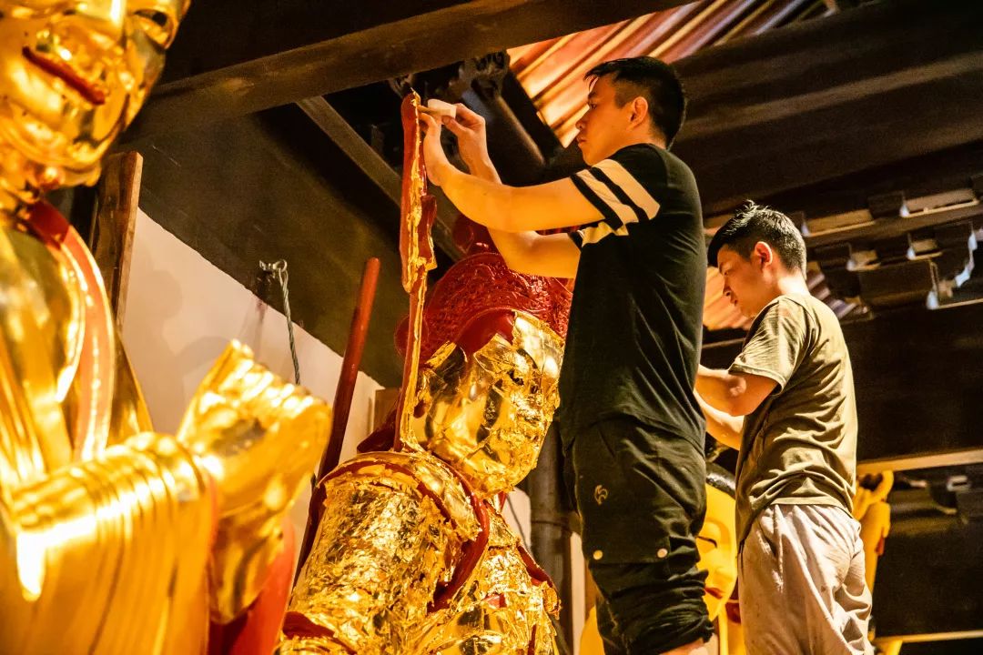 揭秘!玉佛禅寺圣像贴金背后的工匠精神和技艺_手机搜狐网