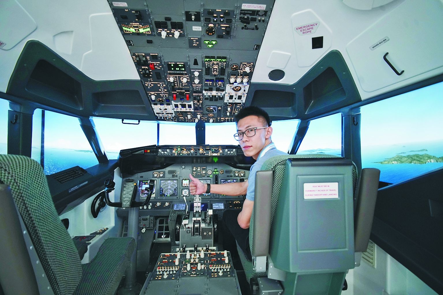 而手机的信号传输也是通过无线电进行的,这可能会对飞机造成干扰,比如