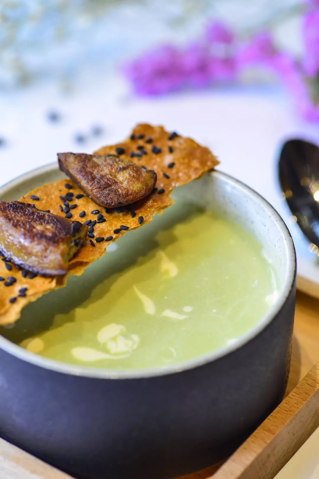 cream of green pea soup with goose liver奶油青豆汤佐鹅肝手工剥离