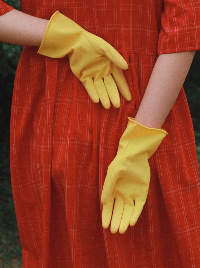 小姐姐这橡胶手套显得很突兀