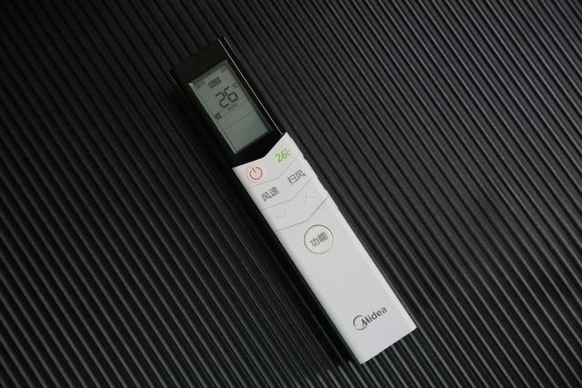美的智弧配备的这个遥控器与万元柜机配备的遥控器几乎一样,柱形长方