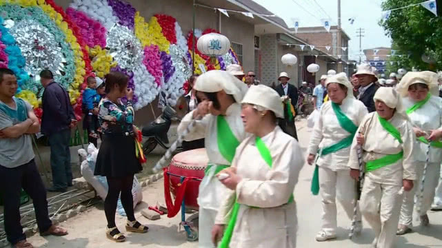 山西葬禮上浩大的祭靈場面200多孝子孝女披紅掛綠的圖片目不暇