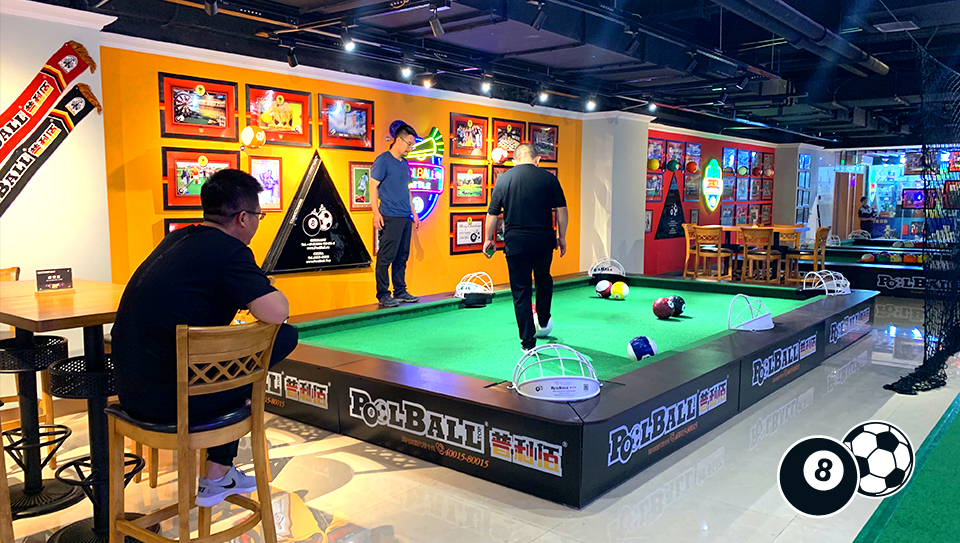 在全世界最大的台球桌和最小的足球场踢poolball