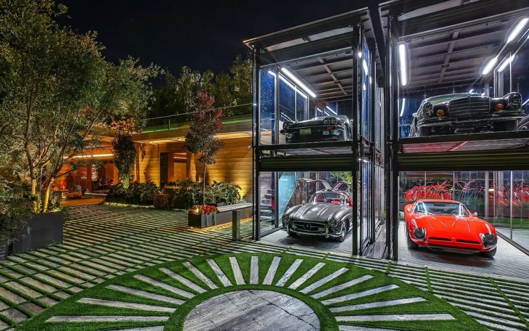 经典的复古跑车停在三层的立体停车场上看起来格外有逼格▽