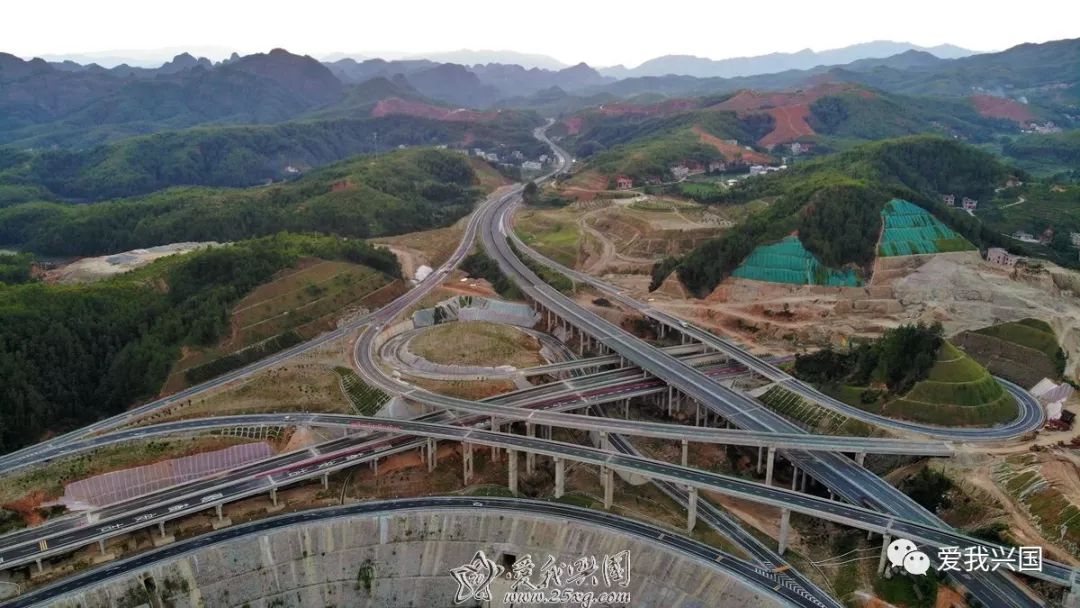 互通是兴赣高速公路的起点,位于兴国县鼎龙乡,是连接兴赣高速(g6011)