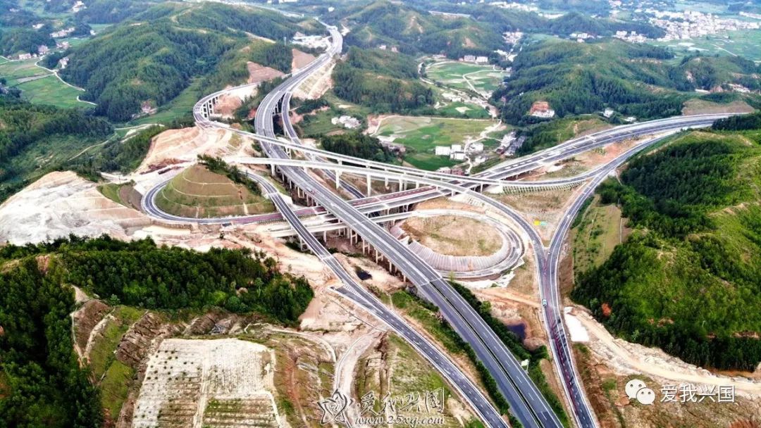 互通是兴赣高速公路的起点,位于兴国县鼎龙乡,是连接兴赣高速(g6011)