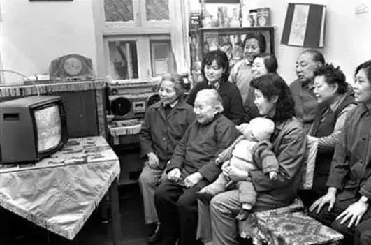 家装小课堂|没电视的客厅,却成了朋友们的私人影院!