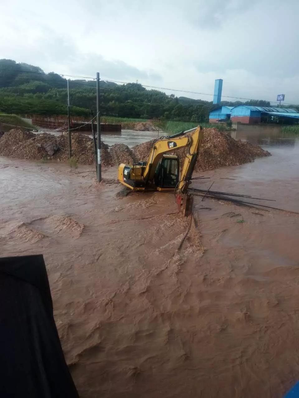 台风暴雨挖机被塌方水淹该怎么预防挖掘机受伤害