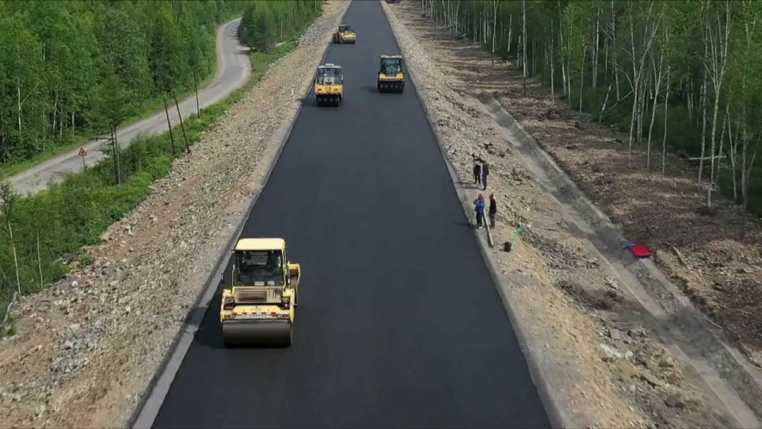 在瓦西公路施工的同时,国道丹阿公路呼玛至十八站段施工现场也是一派