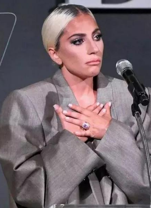 2017年2月份ladygaga和自己经纪人christian carino的恋情被曝光,两人
