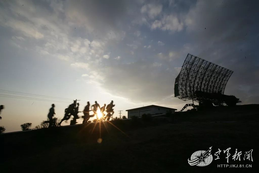 空军雷达兵巡礼之某边防中心雷达站云端有片兵成的林