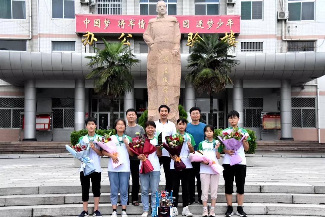 陕西蒲城:尧山中学5名学生斩获2019世界机器人大赛总决赛亚军_雄鹰队