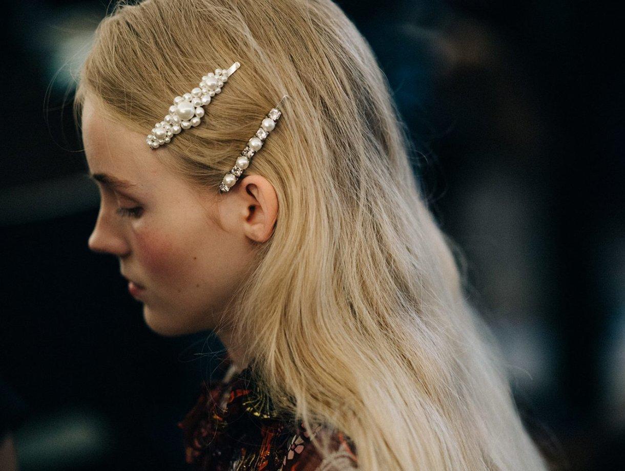 比如上世纪的搭配神器—珍珠发卡,如今再次成为时髦精的宠儿,不挑发型