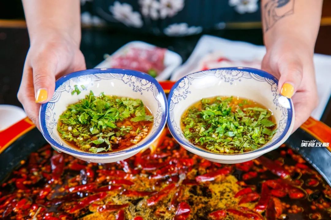 香油料才是王缸钵火锅的标配蘸碟,不燥不上火,这裹着浓郁香味的油碟