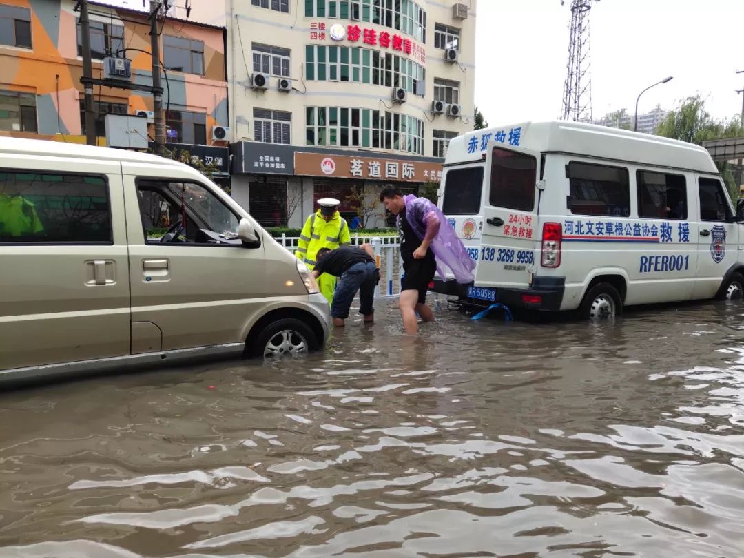 文安狂降80100毫米暴雨城區急降驟雨導致部分路段積水文安愛心湧動丨