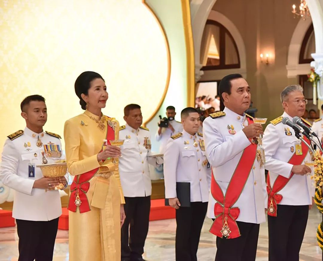 原创泰国第一夫人跪迎诗琳通当年的大学美女教授气质如兰不输公主