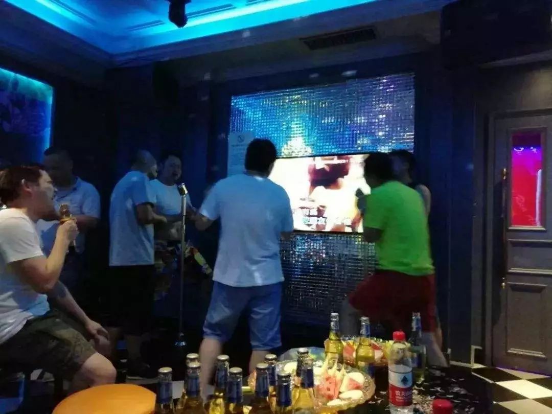 新余一男子在ktv内摔成骨折,不知法院如何判责?_包厢