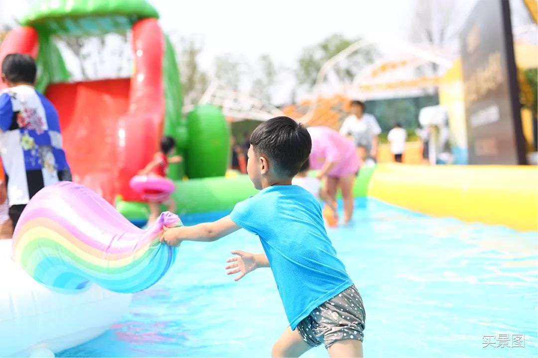各种游戏互动接力畅玩不断场拍照打卡加清凉冲浪,孩子们玩到嗨翻天