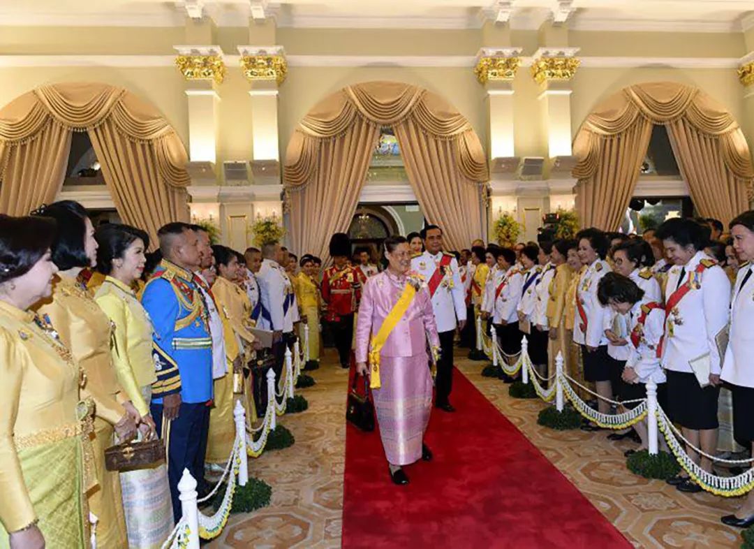 原创泰国第一夫人跪迎诗琳通当年的大学美女教授气质如兰不输公主