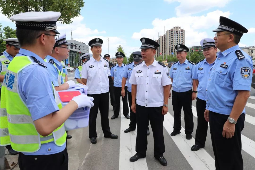 烈日骄阳下副市长公安局长伍建利督导逢十行动并慰问高温下坚守岗位的