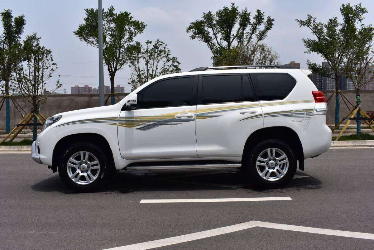 一般来说,成都租车去西藏,主推车型为越野车,丰田普拉多,陆地巡洋舰