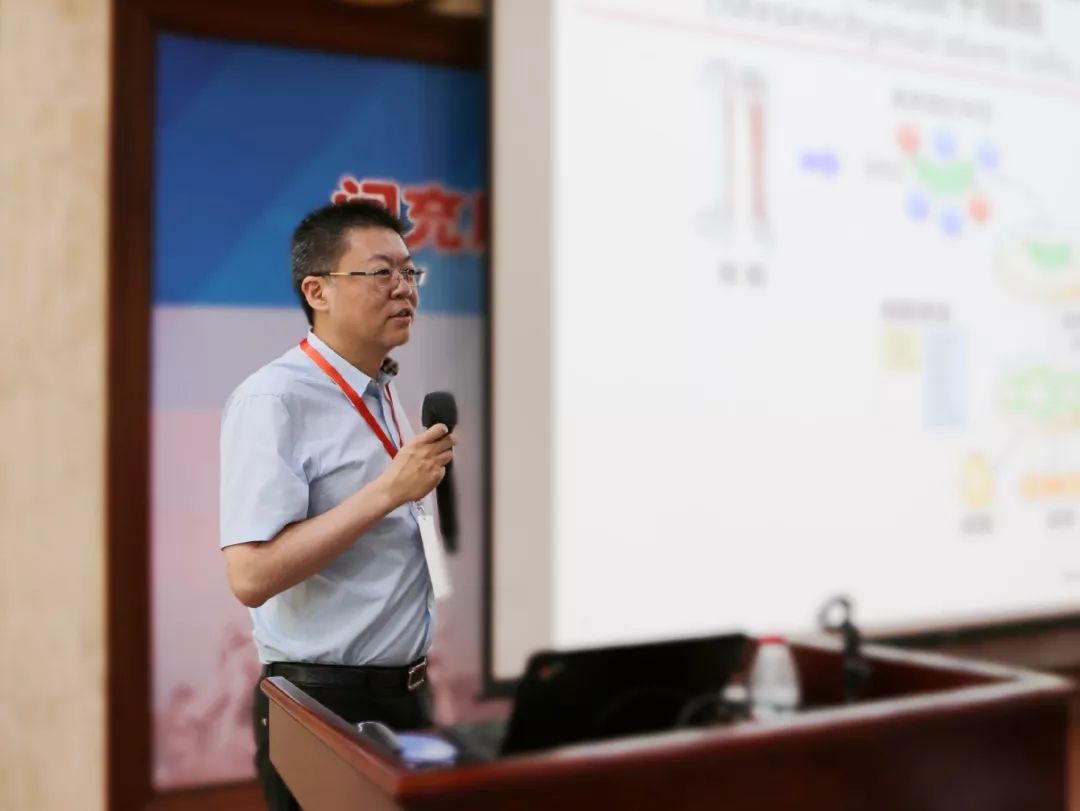 作特邀报告青年学者论坛▲空军军医大学金岩教授主持▲杨瑞莉,胡成虎