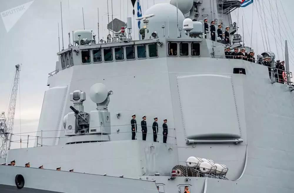 中国海军西安号驱逐舰抵达圣彼得堡摄影师拍出万吨巨舰气势