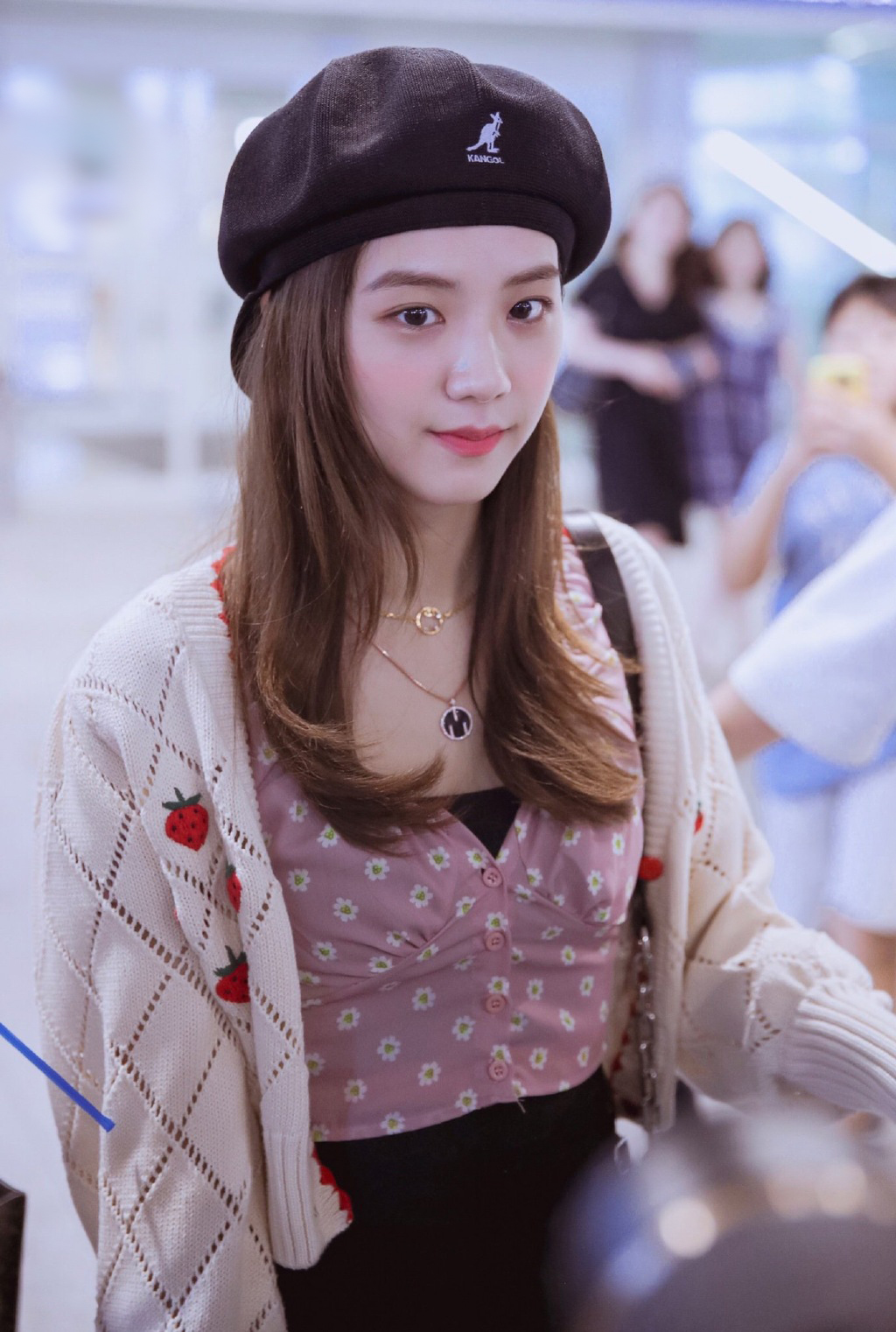 金智秀现身仁川机场智秀到底是个什么颜值她怎么可以这么美