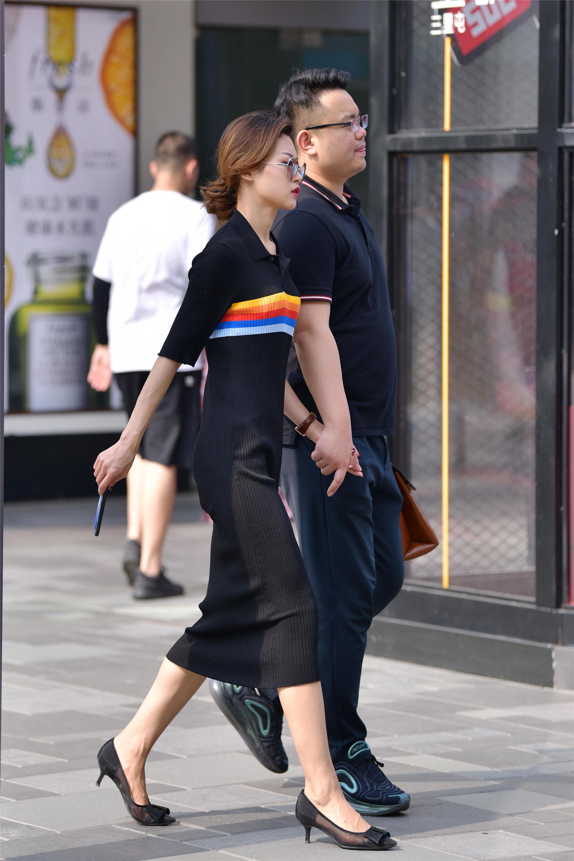 夏季的时尚美女,出门逛街选择高跟鞋,她们会穿多高的鞋跟呢?