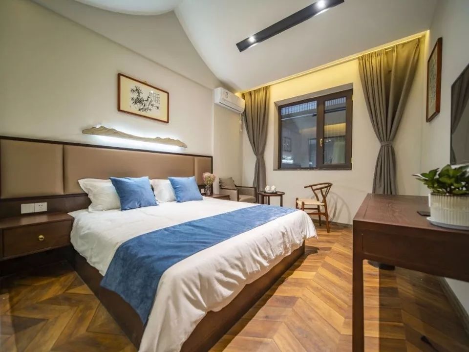 免费住半边山下景区民宿茶园山色野草花园