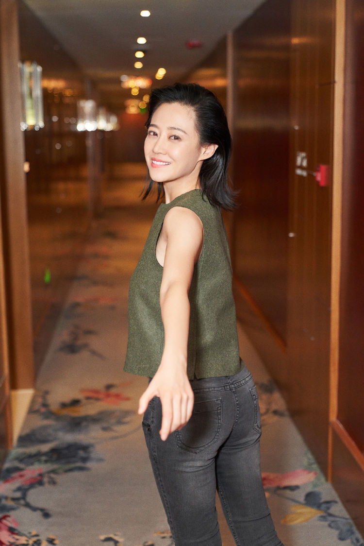 "高贵妃"谭卓华丽蜕变,穿一袭黑色刺绣连衣裙,35岁高级又冷艳