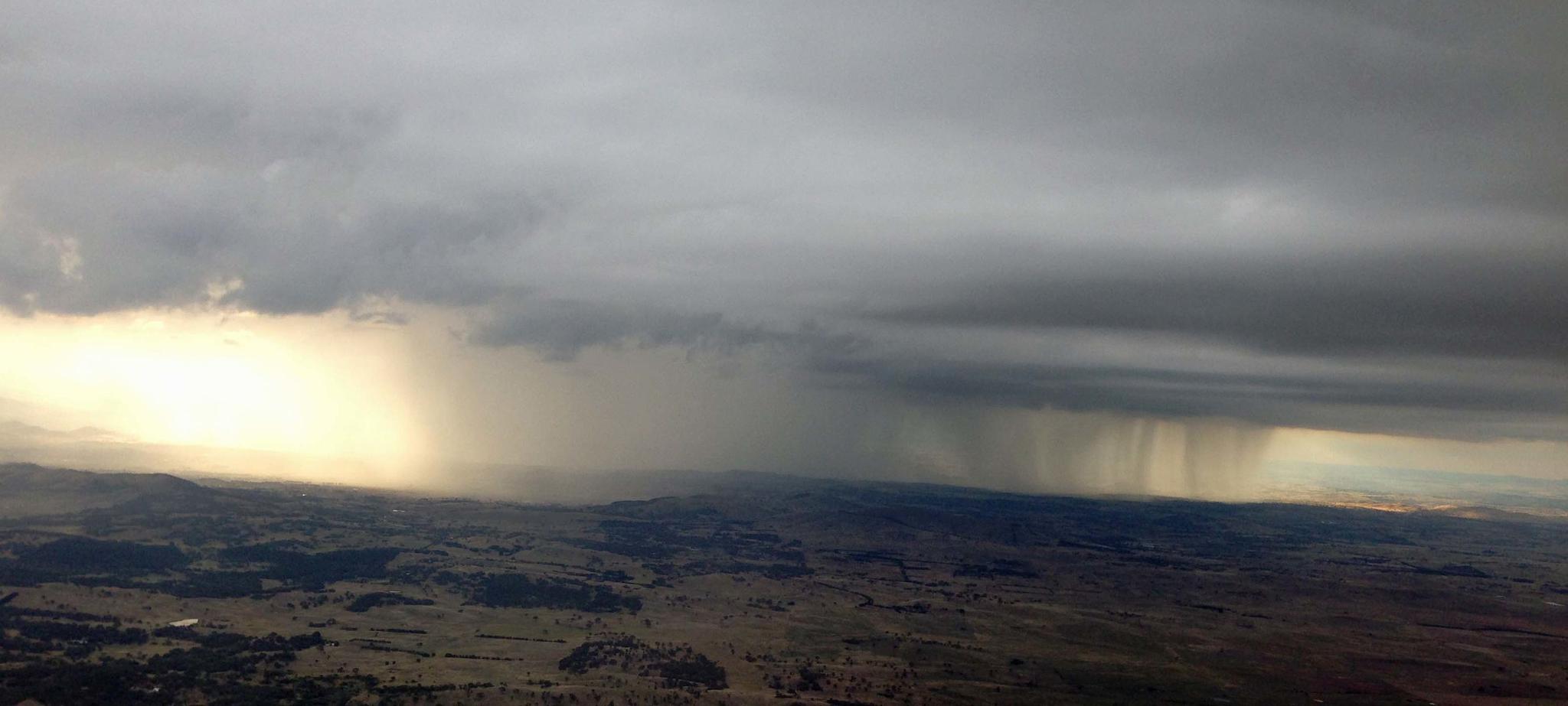 但幸运的是飞行的地方没有下雨.乘客可以直观的看见云层降雨的过程.