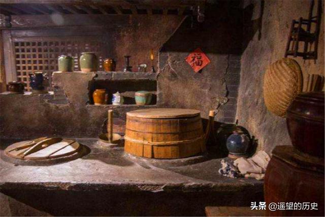 正是因为房子是坐北朝南建筑的,人们才不会在西北方向摆放灶台,否则既