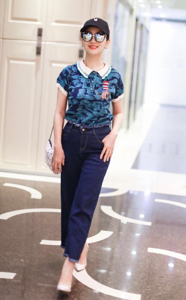 原创65岁林青霞还是那么美,印花t搭配牛仔裤休闲又时髦,气质好出众