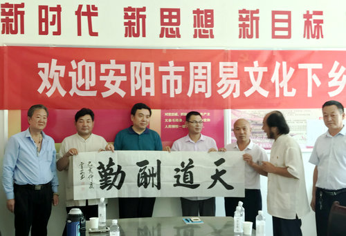 文化艺术志愿者向村委会捐赠书法作品程文鸣,67王志轩,郑万林,朱恒