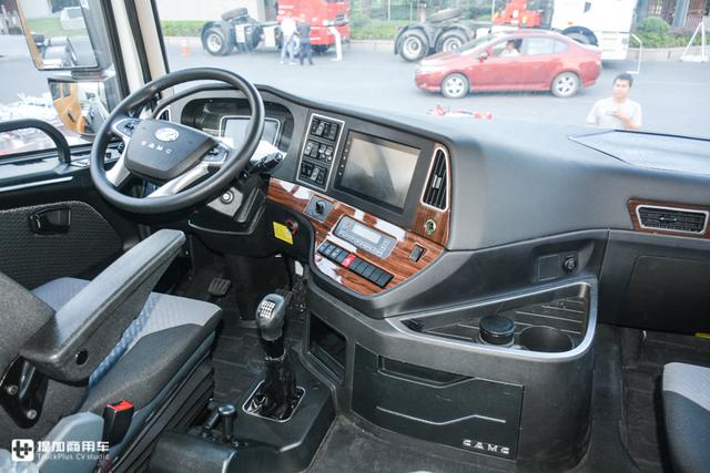 配置更高端,细节提升明显,2019款华菱汉马h9旗舰牵引车实拍评测